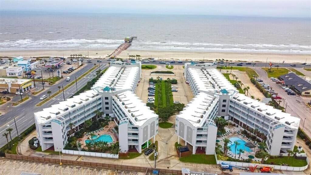 Sun Splashed Condo! Steps To Beach And 2 Pools Galveston Island Exteriör bild