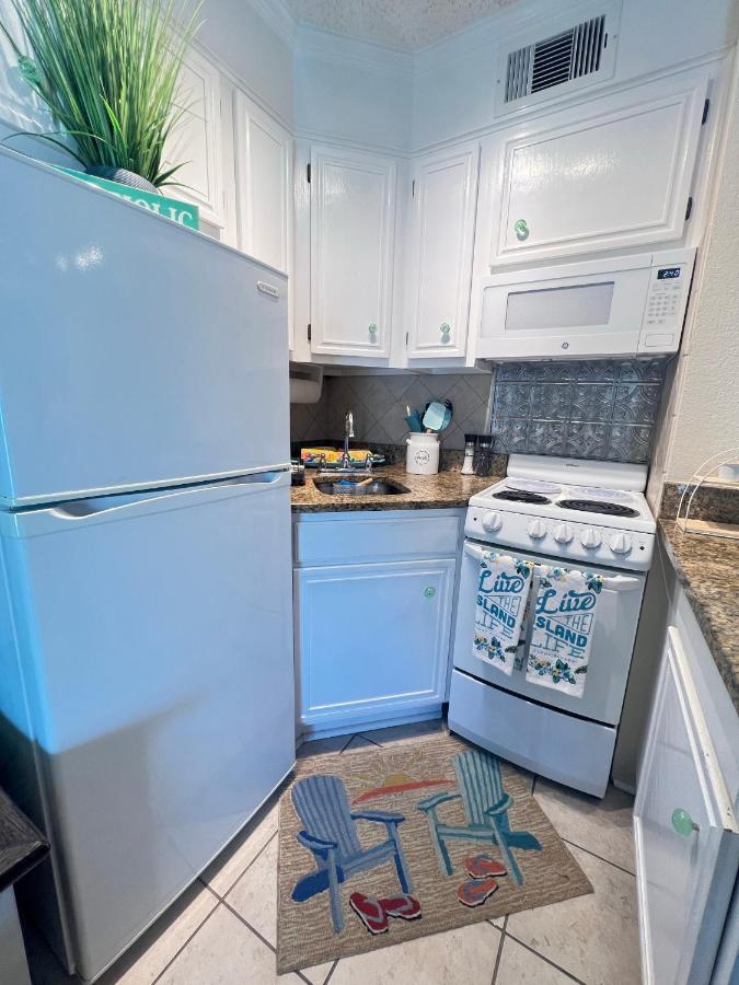 Sun Splashed Condo! Steps To Beach And 2 Pools Galveston Island Exteriör bild